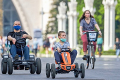 Жителей столицы спросили, на чем они хотят кататься по ВДНХ